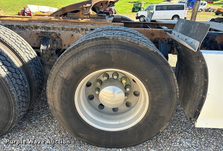 image for item OF9748 2008 Volvo VN semi truck