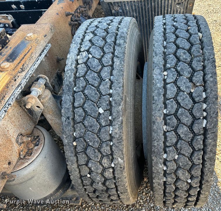 image for item OF9748 2008 Volvo VN semi truck