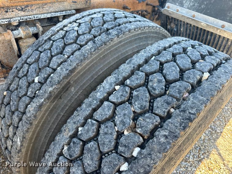 image for item OF9748 2008 Volvo VN semi truck