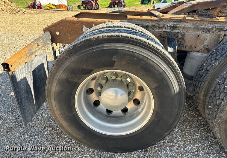 image for item OF9748 2008 Volvo VN semi truck