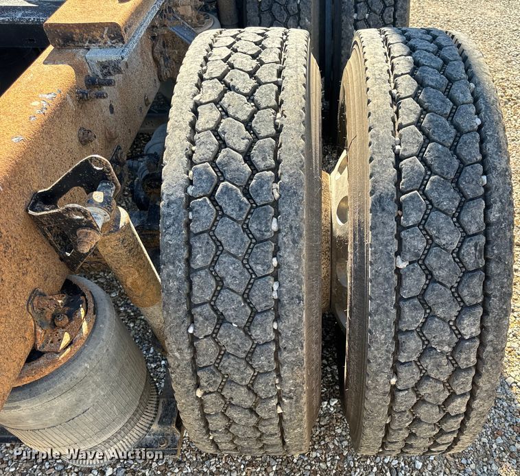 image for item OF9748 2008 Volvo VN semi truck