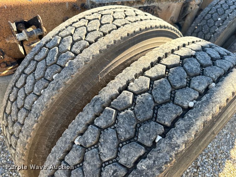 image for item OF9748 2008 Volvo VN semi truck