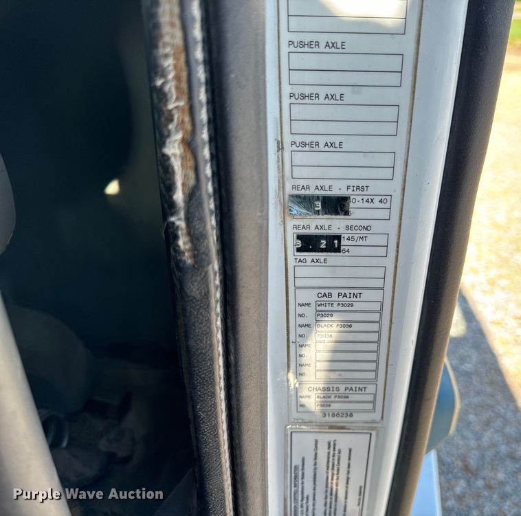 image for item OF9748 2008 Volvo VN semi truck