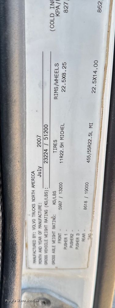 image for item OF9748 2008 Volvo VN semi truck