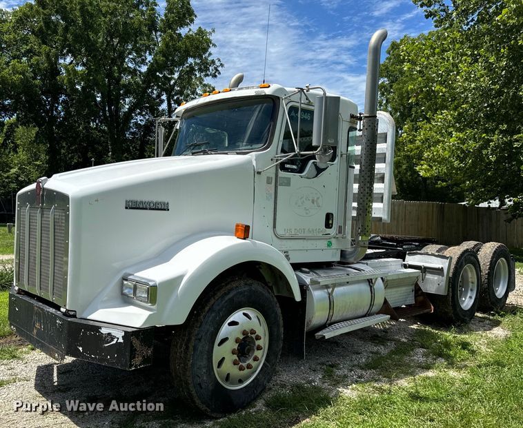 image for item OF9755 2003 Kenworth T800 semi truck