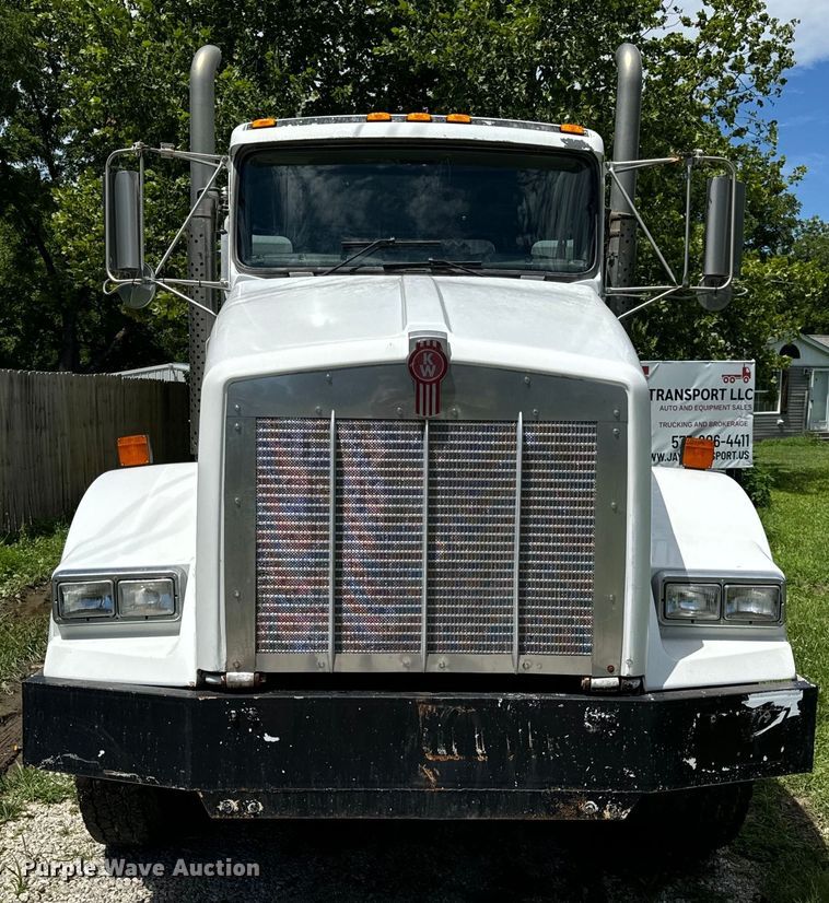 image for item OF9755 2003 Kenworth T800 semi truck