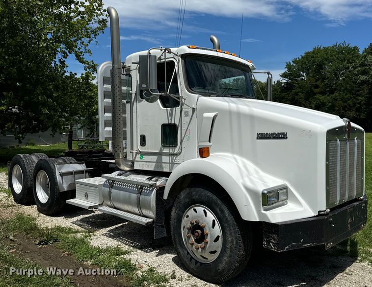 image for item OF9755 2003 Kenworth T800 semi truck