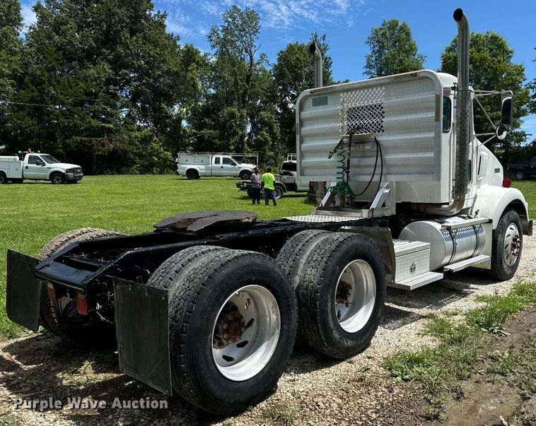 image for item OF9755 2003 Kenworth T800 semi truck