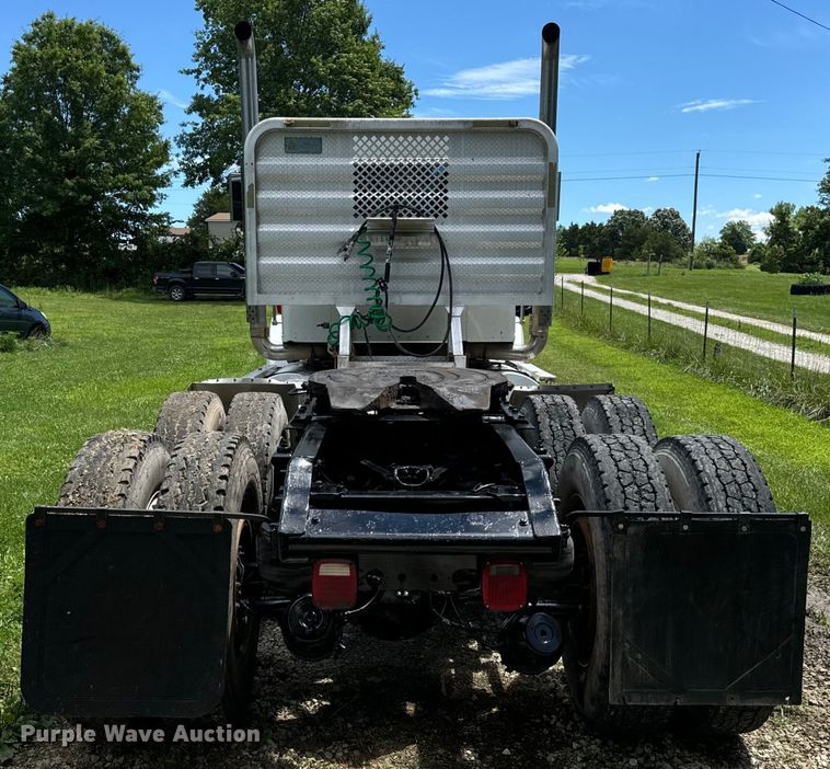 image for item OF9755 2003 Kenworth T800 semi truck