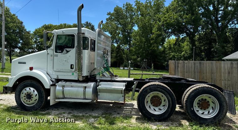 image for item OF9755 2003 Kenworth T800 semi truck