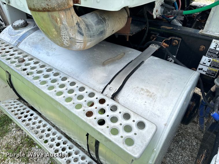 image for item OF9755 2003 Kenworth T800 semi truck