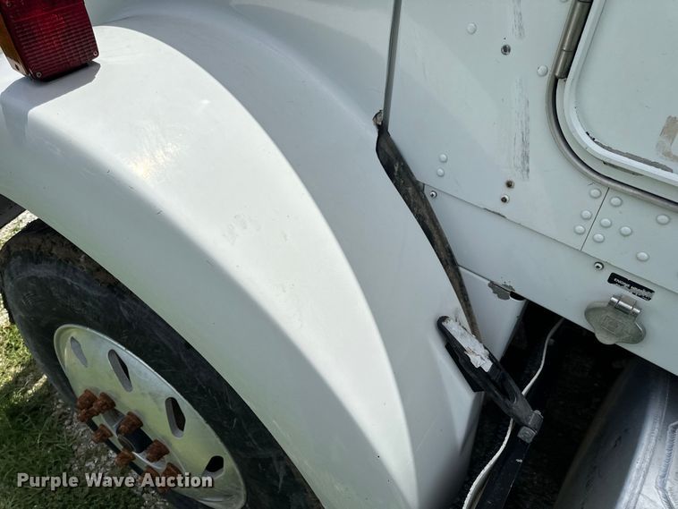 image for item OF9755 2003 Kenworth T800 semi truck