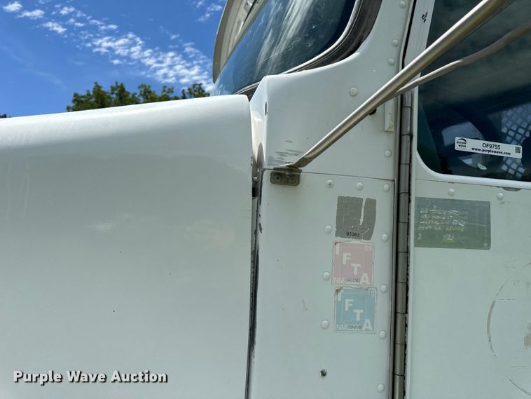 image for item OF9755 2003 Kenworth T800 semi truck