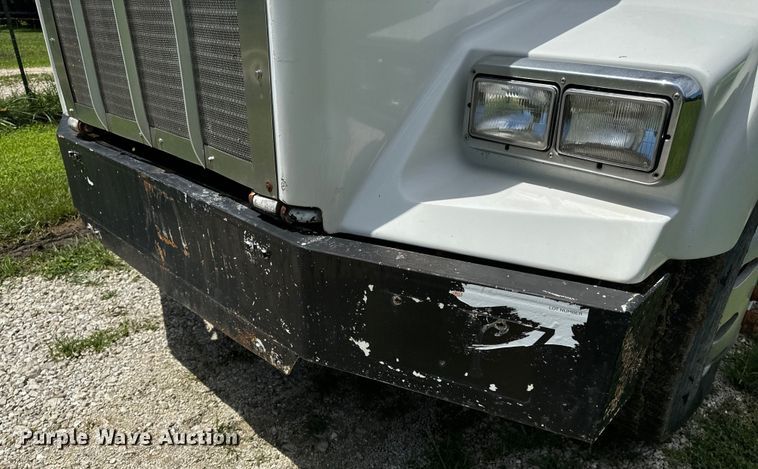 image for item OF9755 2003 Kenworth T800 semi truck