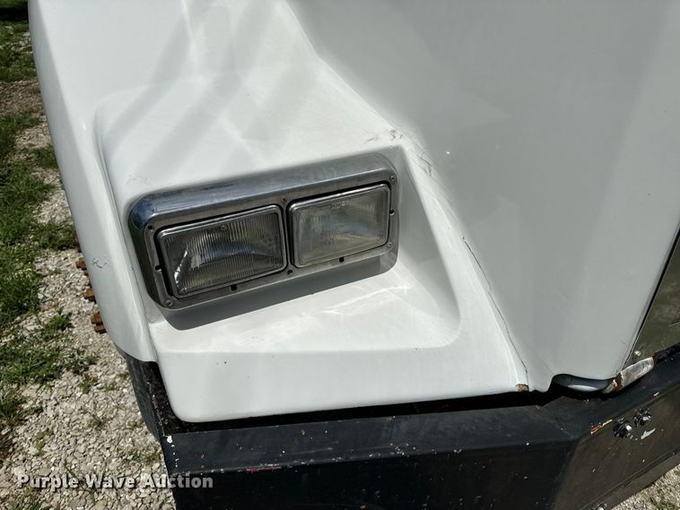 image for item OF9755 2003 Kenworth T800 semi truck