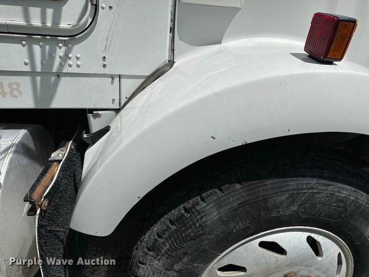 image for item OF9755 2003 Kenworth T800 semi truck