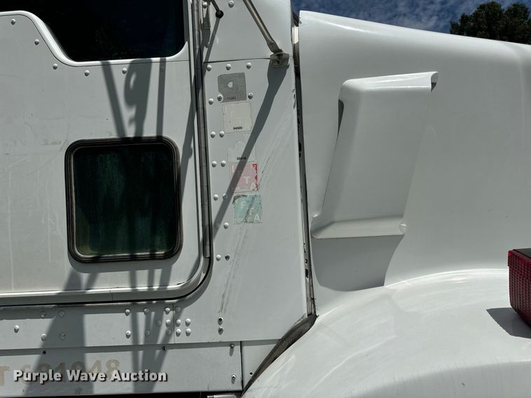 image for item OF9755 2003 Kenworth T800 semi truck