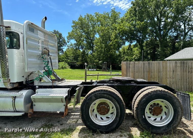 image for item OF9755 2003 Kenworth T800 semi truck