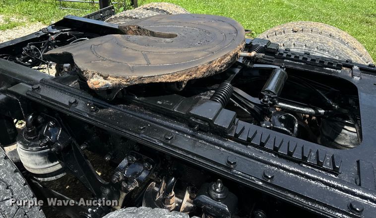 image for item OF9755 2003 Kenworth T800 semi truck