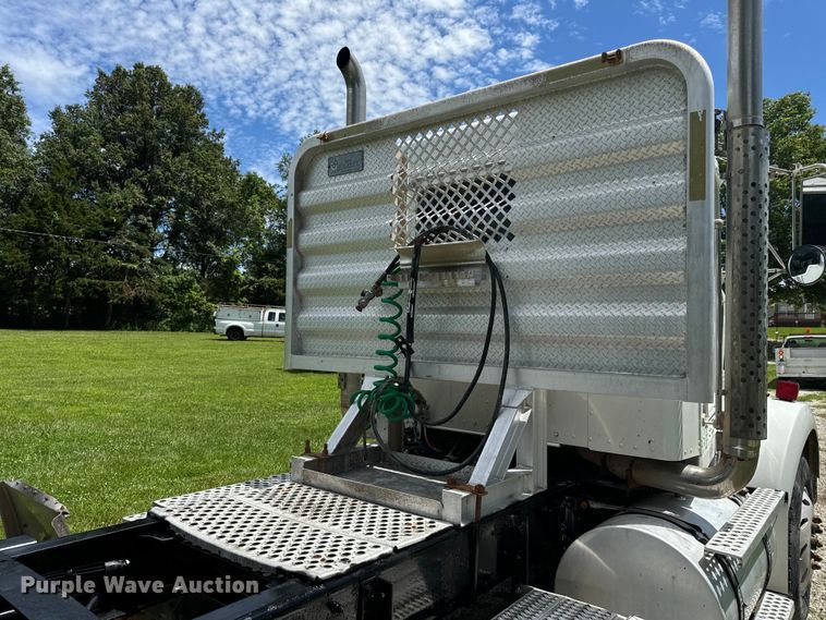 image for item OF9755 2003 Kenworth T800 semi truck