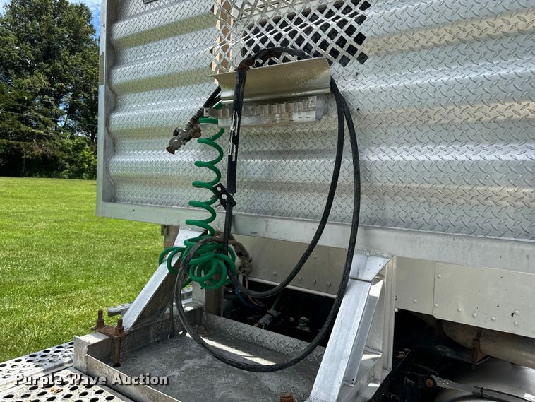 image for item OF9755 2003 Kenworth T800 semi truck