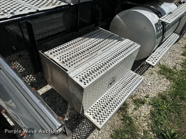 image for item OF9755 2003 Kenworth T800 semi truck