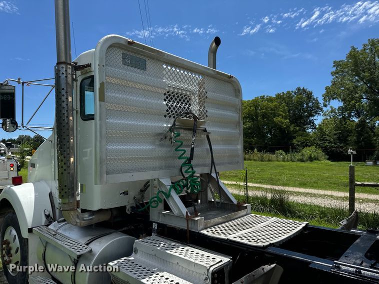 image for item OF9755 2003 Kenworth T800 semi truck