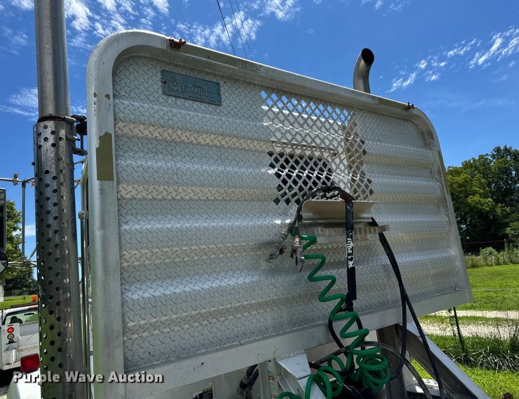 image for item OF9755 2003 Kenworth T800 semi truck