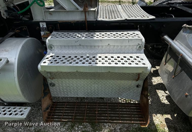 image for item OF9755 2003 Kenworth T800 semi truck