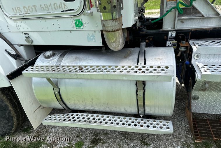 image for item OF9755 2003 Kenworth T800 semi truck