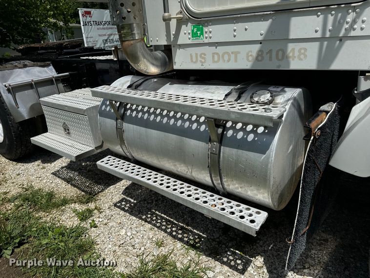 image for item OF9755 2003 Kenworth T800 semi truck