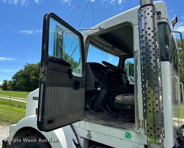 image for item OF9755 2003 Kenworth T800 semi truck