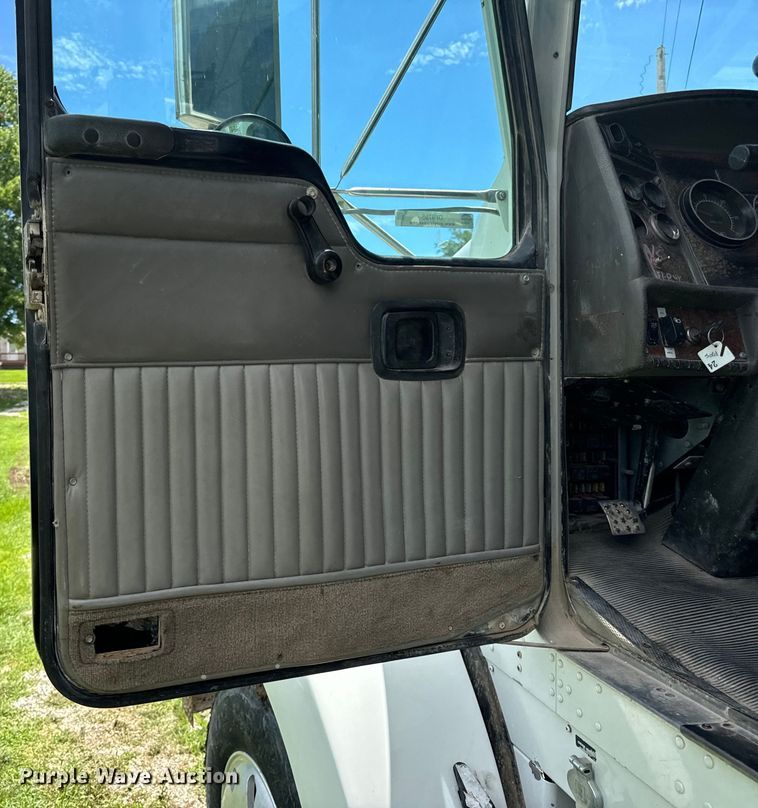 image for item OF9755 2003 Kenworth T800 semi truck