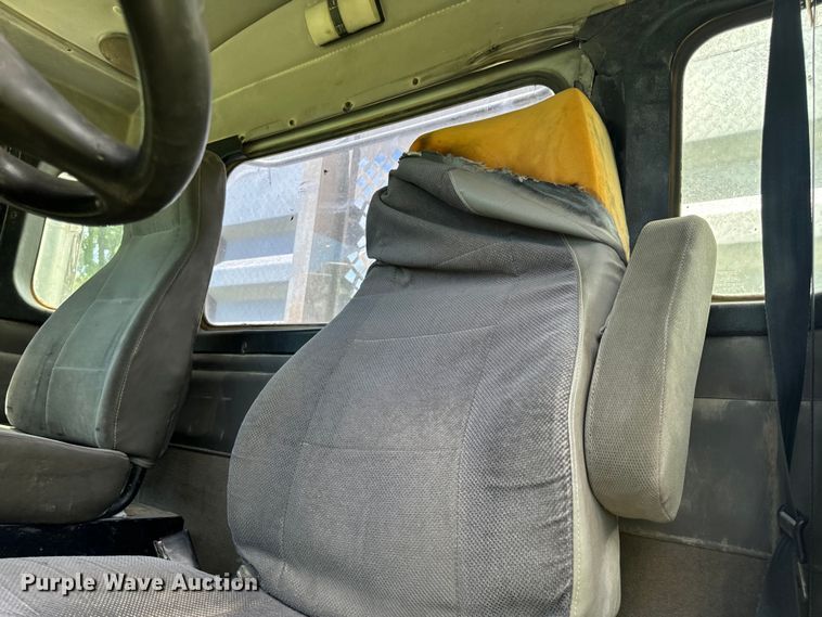 image for item OF9755 2003 Kenworth T800 semi truck