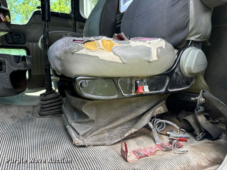 image for item OF9755 2003 Kenworth T800 semi truck