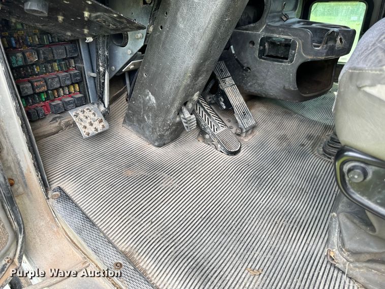 image for item OF9755 2003 Kenworth T800 semi truck