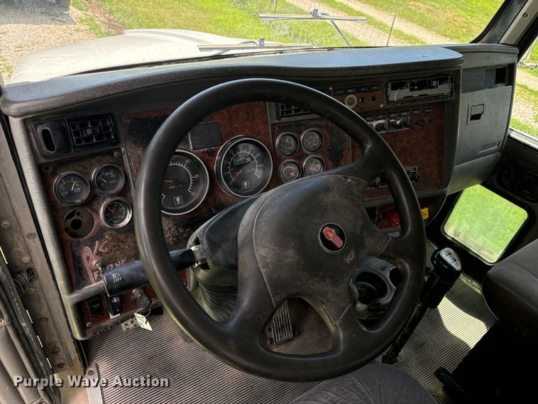 image for item OF9755 2003 Kenworth T800 semi truck