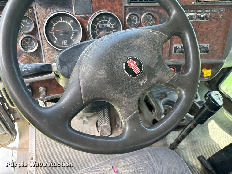image for item OF9755 2003 Kenworth T800 semi truck