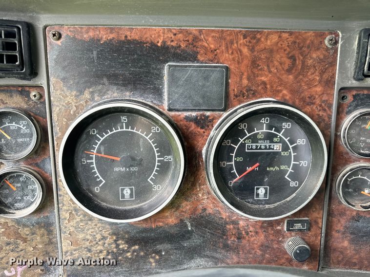 image for item OF9755 2003 Kenworth T800 semi truck