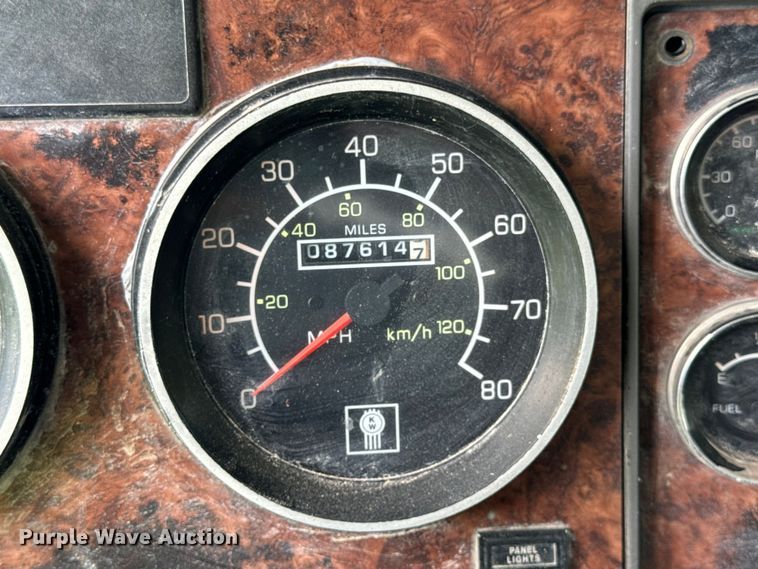 image for item OF9755 2003 Kenworth T800 semi truck