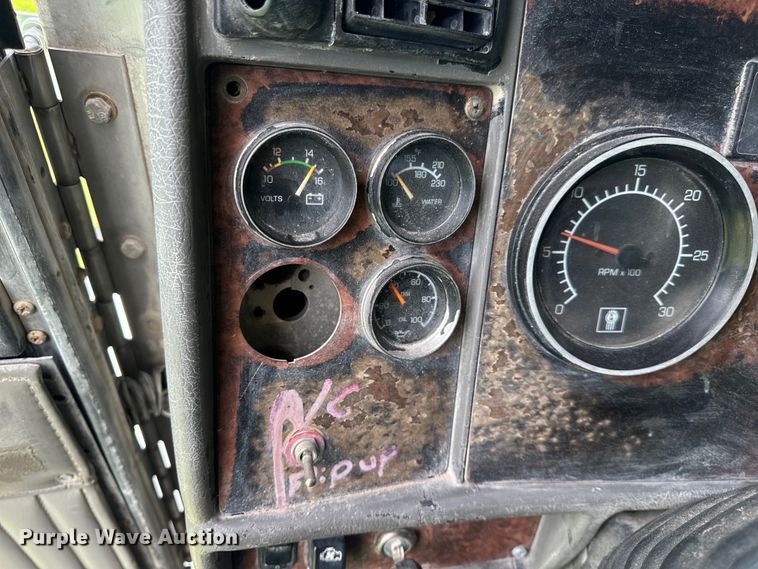 image for item OF9755 2003 Kenworth T800 semi truck