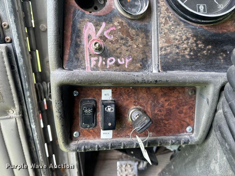 image for item OF9755 2003 Kenworth T800 semi truck