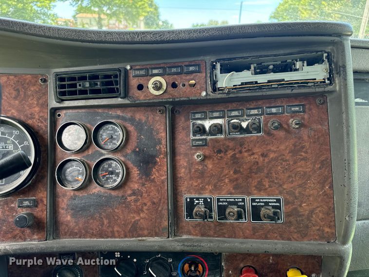 image for item OF9755 2003 Kenworth T800 semi truck