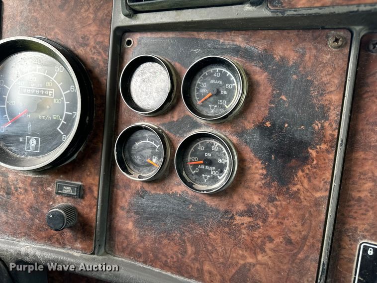 image for item OF9755 2003 Kenworth T800 semi truck