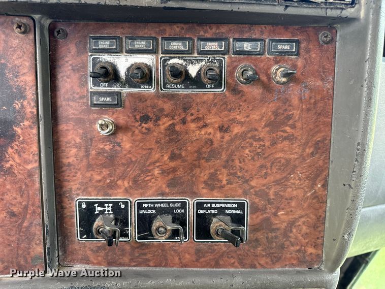 image for item OF9755 2003 Kenworth T800 semi truck