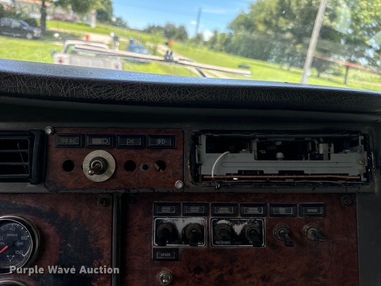 image for item OF9755 2003 Kenworth T800 semi truck