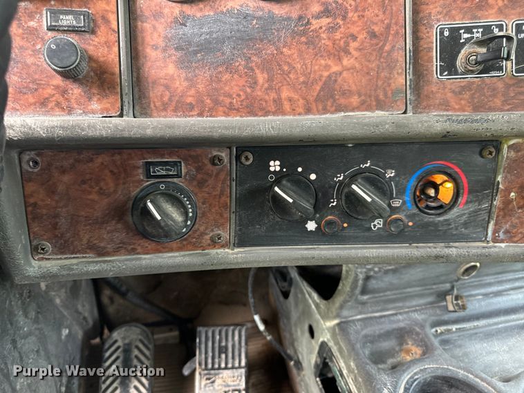 image for item OF9755 2003 Kenworth T800 semi truck