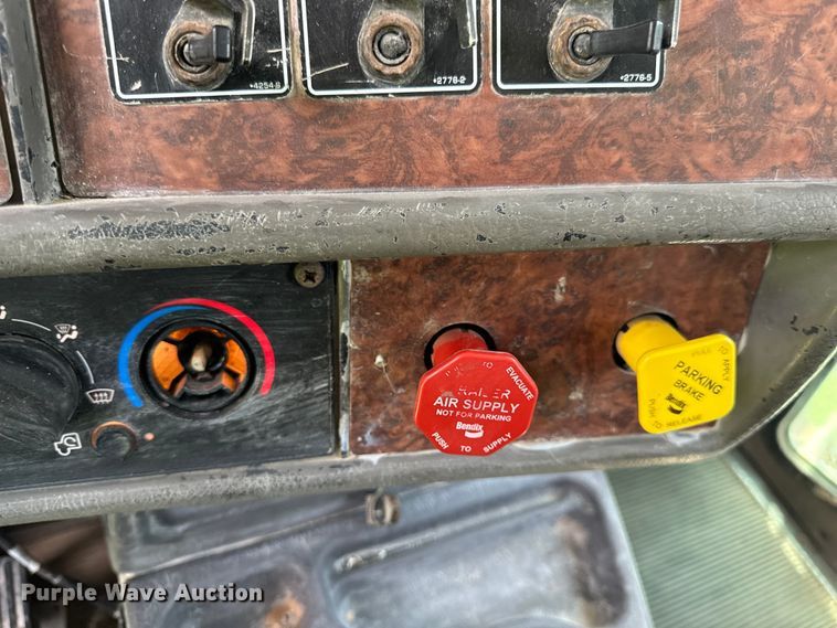 image for item OF9755 2003 Kenworth T800 semi truck