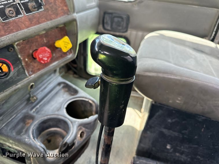 image for item OF9755 2003 Kenworth T800 semi truck