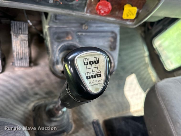 image for item OF9755 2003 Kenworth T800 semi truck